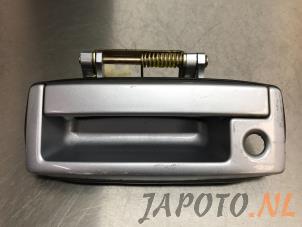 Używane Uchwyt tylnej klapy Mitsubishi Lancer Wagon (CS) 2.0 16V Cena € 14,99 Procedura marży oferowane przez Japoto Parts B.V.