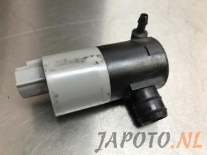 Used Windscreen washer pump Toyota Avensis Wagon (T27) 2.0 16V D-4D-F Price € 14,95 Margin scheme offered by Japoto Parts B.V.