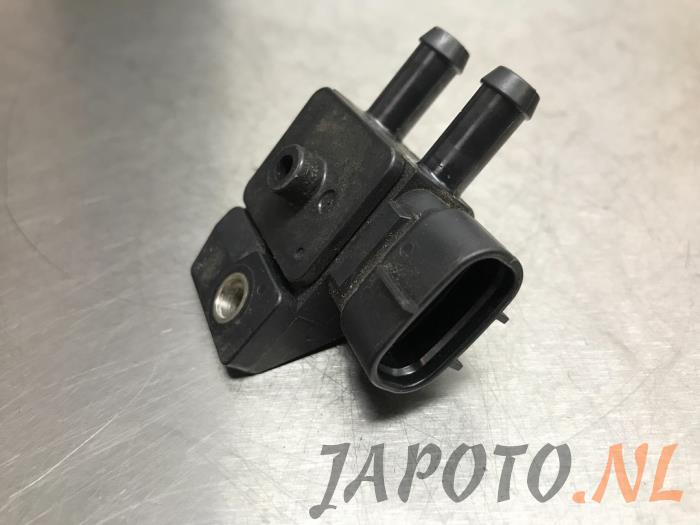 Vacuum valve from a Toyota Avensis Wagon (T27) 2.0 16V D-4D-F 2011