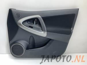 Używane Tapicerka drzwi prawych przednich wersja 4-drzwiowa Toyota RAV4 (A3) 2.0 16V Valvematic 4x4 Cena € 44,95 Procedura marży oferowane przez Japoto Parts B.V.
