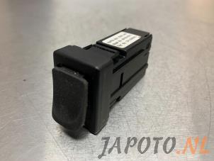 Usagé Connexion USB Toyota RAV4 (A3) 2.0 16V Valvematic 4x4 Prix € 14,95 Règlement à la marge proposé par Japoto Parts B.V.