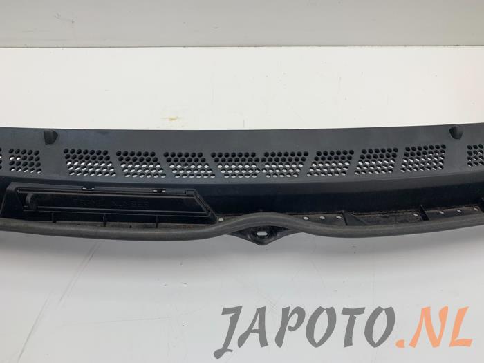 Cowl top grille from a Honda Civic (FA/FD) 1.3 Hybrid 2009