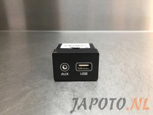 Używane Zlacze AUX/USB Hyundai i20 (GBB) 1.2i 16V Cena € 24,14 Z VAT oferowane przez Japoto Parts B.V.