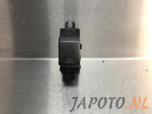 Używane Przelacznik elektrycznej szyby Nissan Note (E11) 1.6 16V Cena € 9,95 Procedura marży oferowane przez Japoto Parts B.V.