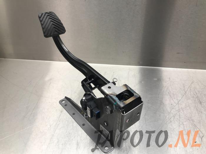 Clutch pedal from a Hyundai i20 (GBB) 1.2i 16V 2015