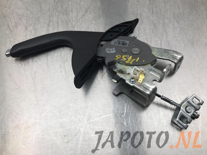 Parking brake lever from a Hyundai i20 (GBB) 1.2i 16V 2015