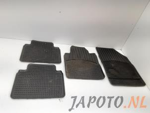 Używane Zestaw dywaników Mazda CX-5 (KE,GH) 2.2 SkyActiv-D 16V 2WD Cena € 39,95 Procedura marży oferowane przez Japoto Parts B.V.
