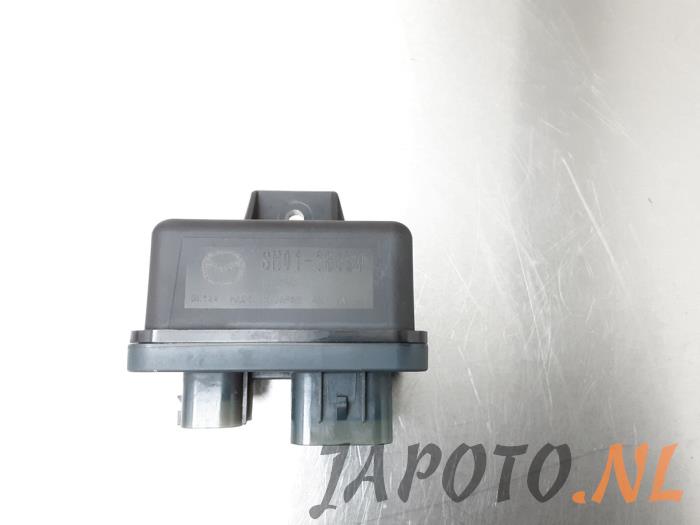 Glow plug relay from a Mazda CX-5 (KE,GH) 2.2 SkyActiv-D 16V 2WD 2014