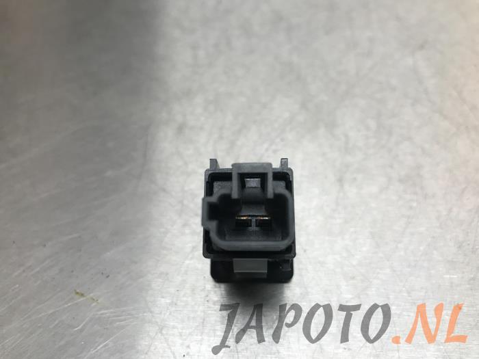 Interruptor de presión de neumáticos de un Toyota Yaris III (P13) 1.5 16V Hybrid 2017