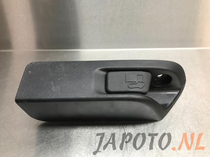Interruptor tapa de depósito de un Toyota Yaris III (P13) 1.5 16V Hybrid 2017