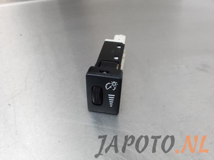 Używane Sciemniacz kokpitowy Toyota RAV4 (A3) 2.2 D-CAT 16V 4x4 Cena € 15,70 Procedura marży oferowane przez Japoto Parts B.V.