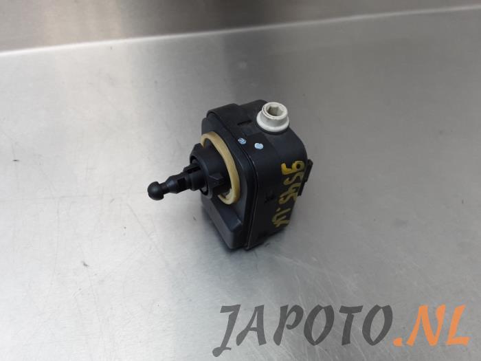 Używane Silnik reflektora Toyota RAV4 (A3) 2.2 D-CAT 16V 4x4 Cena € 20,95 Procedura marży oferowane przez Japoto Parts B.V.