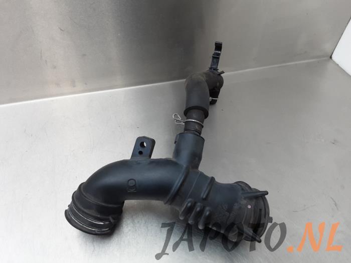 Air intake hose from a Toyota Yaris III (P13) 1.5 16V Hybrid 2017