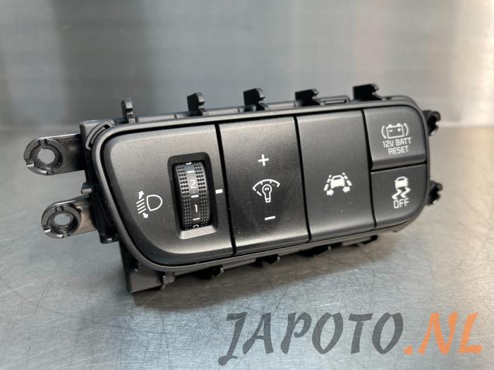 Używane Przelacznik Kia Niro I (DE) 1.6 GDI Hybrid Cena € 31,45 Procedura marży oferowane przez Japoto Parts B.V.