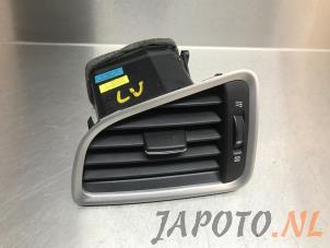 Usados Rejilla de aire de salpicadero Suzuki SX4 S-Cross (JY) 1.6 16V Precio € 24,95 Norma de margen ofrecido por Japoto Parts B.V.