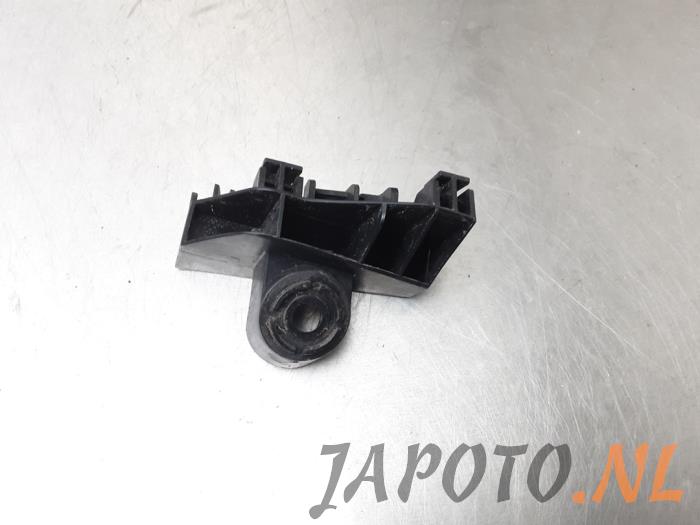 Rear bumper bracket, left from a Toyota Auris (E18) 1.8 16V Hybrid 2014