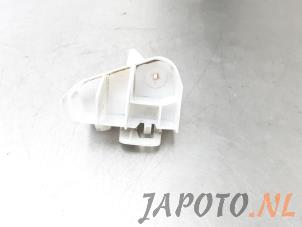 Używane Wspornik zderzaka lewy tyl Toyota Yaris III (P13) 1.33 16V Dual VVT-I Cena € 9,95 Procedura marży oferowane przez Japoto Parts B.V.