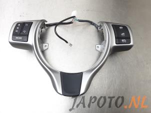 Used Steering wheel mounted radio control Toyota Yaris III (P13) 1.33 16V Dual VVT-I Price € 49,99 Margin scheme offered by Japoto Parts B.V.