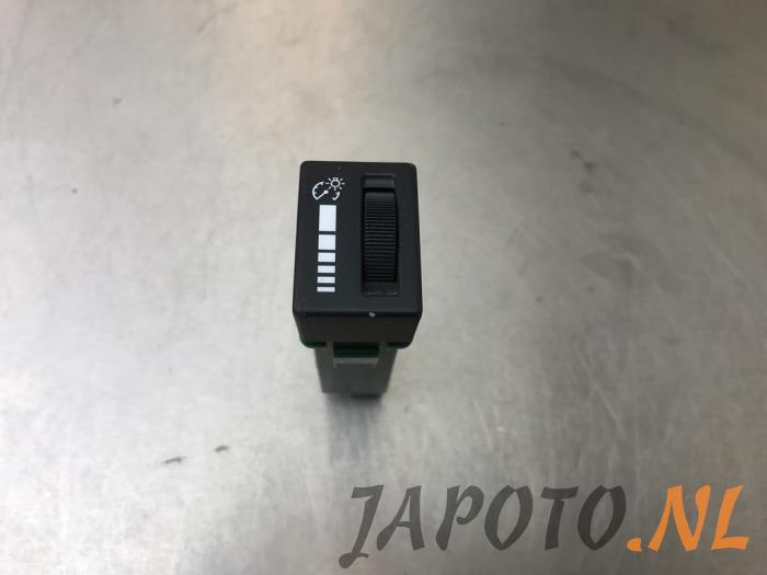 Używane Sciemniacz kokpitowy Isuzu D-Max (TFR/TFS) 2.5 D Twin Turbo 4x4 Cena € 19,06 Z VAT oferowane przez Japoto Parts B.V.