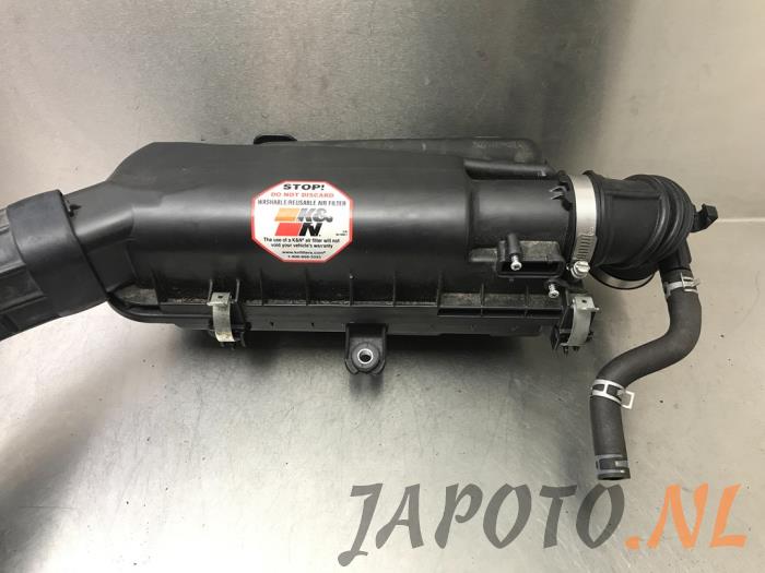 Cuerpo de filtro de aire de un Suzuki Swift (ZC/ZD) 1.2 Dual Jet 16V 2018