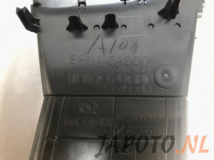 Grille aération tableau de bord d'un Mazda 3 (BM/BN) 2.0 SkyActiv-G 120 16V 2016