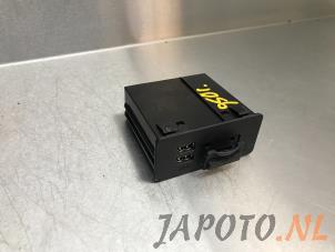 Usados Conexión AUX-USB Mazda 3 (BM/BN) 2.0 SkyActiv-G 120 16V Precio € 49,95 Norma de margen ofrecido por Japoto Parts B.V.