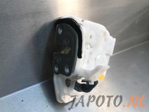Używane Mechanizm blokady drzwi prawych tylnych wersja 4-drzwiowa Mazda 3 (BM/BN) 2.0 SkyActiv-G 120 16V Cena € 49,95 Procedura marży oferowane przez Japoto Parts B.V.
