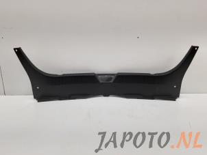 Używane Pokrywa rygla tyl Mazda 3 (BM/BN) 2.0 SkyActiv-G 120 16V Cena € 24,95 Procedura marży oferowane przez Japoto Parts B.V.