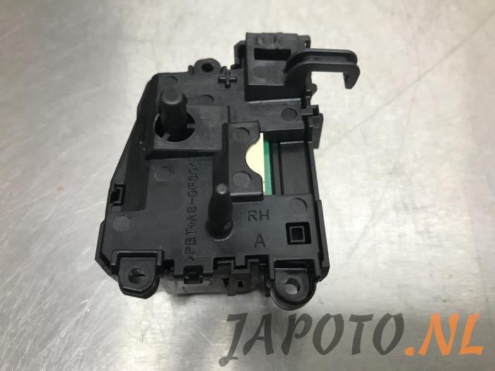 Phone module from a Toyota Yaris III (P13) 1.33 16V Dual VVT-I 2012
