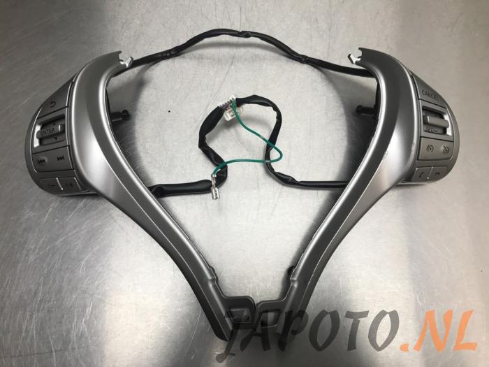 Nissan Qashqai Steering wheel mounted radio controls stock