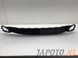 Usagé Pare-chocs grille Toyota Aygo (B40) 1.0 12V VVT-i Prix € 29,95 Règlement à la marge proposé par Japoto Parts B.V.