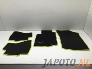 Usagé Kit tapis Toyota Aygo (B40) 1.0 12V VVT-i Prix € 39,95 Règlement à la marge proposé par Japoto Parts B.V.