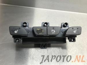 Usados Interruptor de calefactor de asiento Hyundai iX35 (LM) 1.6 GDI 16V Precio € 42,29 IVA incluido ofrecido por Japoto Parts B.V.