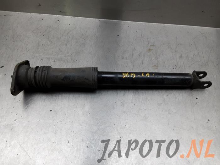 Rear shock absorber, left from a Hyundai iX35 (LM) 1.6 GDI 16V 2013