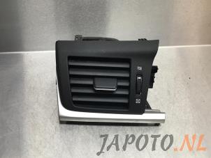 Używane Kratka wentylacyjna deski rozdzielczej Lexus CT 200h 1.8 16V Cena € 19,95 Procedura marży oferowane przez Japoto Parts B.V.
