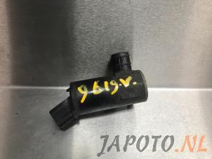 Used Windscreen washer pump Hyundai iX35 (LM) 1.6 GDI 16V Price € 24,14 Inclusive VAT offered by Japoto Parts B.V.