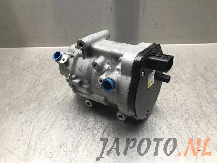 Air conditioning pump from a Toyota Corolla (E21/EA1/EH1) 1.8 16V Hybrid 2020