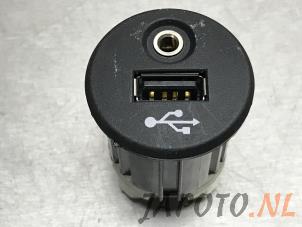 Usagé Connexion USB Nissan Juke (F15) 1.6 16V Prix € 14,99 Règlement à la marge proposé par Japoto Parts B.V.