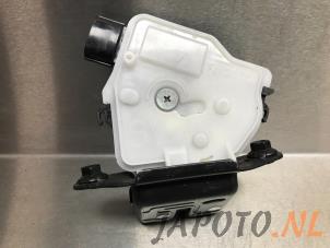 Używane Mechanizm zamka tylnej klapy Toyota Corolla (E21/EA1/EH1) 1.8 16V Hybrid Cena € 69,95 Procedura marży oferowane przez Japoto Parts B.V.