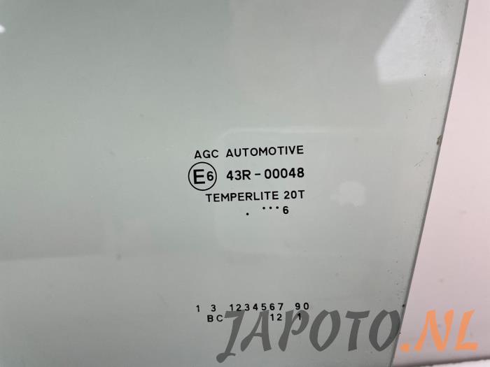 Szyba drzwi lewych przednich wersja 4-drzwiowa z Toyota Aygo (B40) 1.0 12V VVT-i 2017