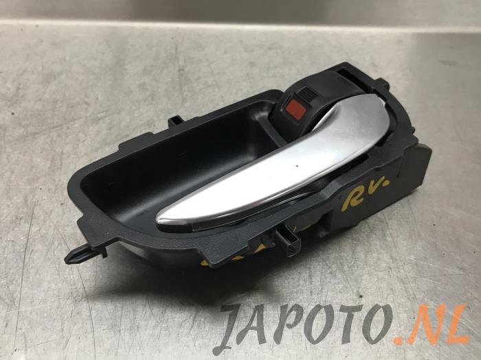 Front door handle 4-door, right from a Toyota Auris (E18) 1.8 16V Hybrid 2014