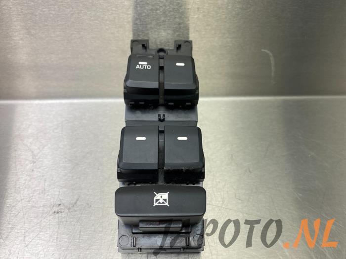 Multi-functional window switch from a Hyundai i20 (GBB) 1.0 T-GDI 100 12V 2017