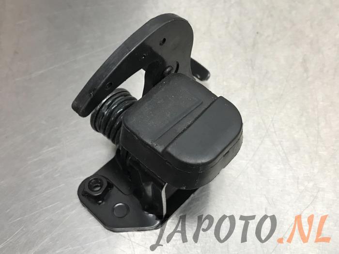 Używane Blokada dachu cabrio Lexus IS C (E2) 250 C 2.5 V6 24V Cena € 52,45 Procedura marży oferowane przez Japoto Parts B.V.