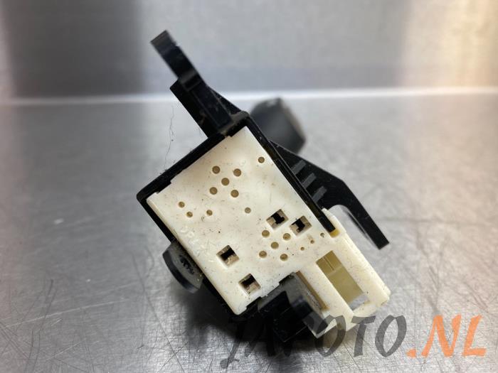 Używane Obsluga tempomatu Lexus IS C (E2) 250 C 2.5 V6 24V Cena € 26,20 Procedura marży oferowane przez Japoto Parts B.V.