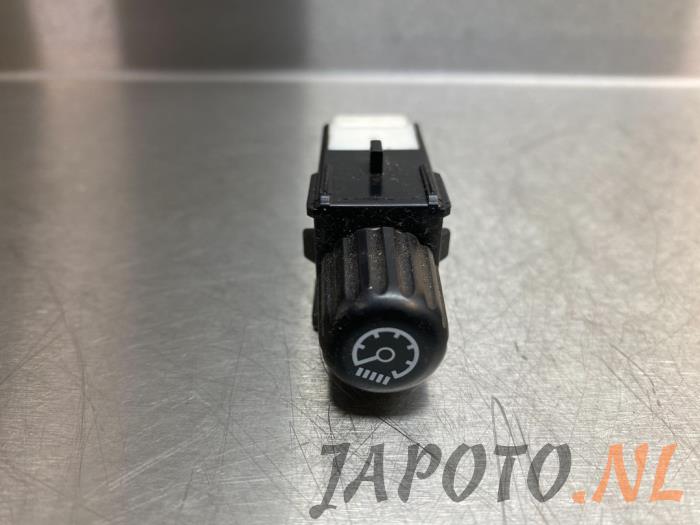 Używane Sciemniacz kokpitowy Lexus IS C (E2) 250 C 2.5 V6 24V Cena € 15,70 Procedura marży oferowane przez Japoto Parts B.V.