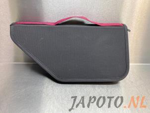 Usagé Kit d'outils Lexus IS C (E2) 250 C 2.5 V6 24V Prix € 49,99 Règlement à la marge proposé par Japoto Parts B.V.