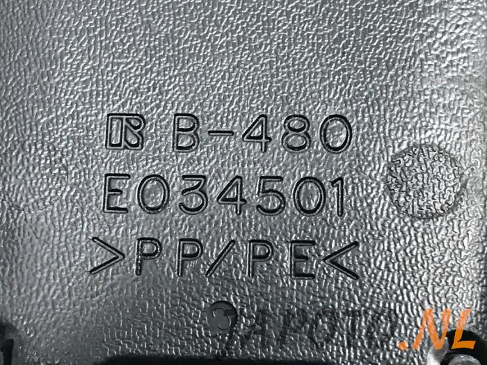 Attache ceinture avant gauche d'un Lexus IS C (E2) 250 C 2.5 V6 24V 2013