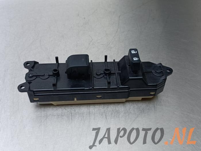 Usados Interruptor combinado de ventanillas Lexus IS C (E2) 250 C 2.5 V6 24V Precio € 41,95 Norma de margen ofrecido por Japoto Parts B.V.