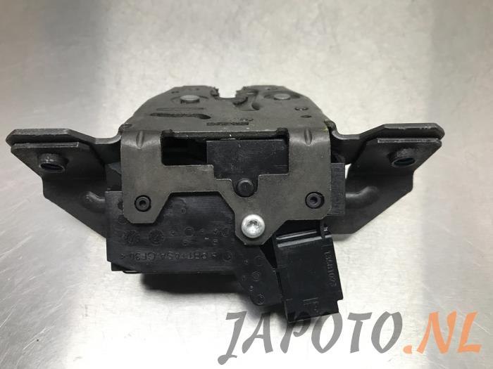Tailgate lock mechanism from a Daewoo Volt 1.4 16V 2013