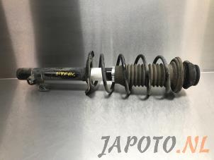 Używane Amortyzator prawy przód Toyota Aygo (B40) 1.0 12V VVT-i Cena € 39,99 Procedura marży oferowane przez Japoto Parts B.V.